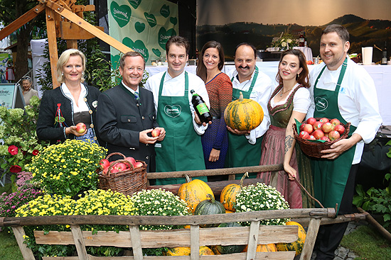 Angela Inselkammer (Ayinger Bier), Erich Neuhold (Geschäftsführer Steiermark Tourismus), Jürgen Kleinhappl (El Gaucho München), Kristina Frank (Stadträtin München), Johann Lafer (Sterne-Koch), Lena Hoschek (Grazer Mode-Designerin) und Martin Fauster (Königshof München; v.l.) eröffnete am 03.09.2015 das erste „Steirisch Herbst`ln“ auf dem Münchner Rindermarkt. (©Foto:Martin Schmitz)